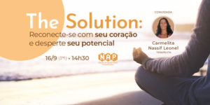 A imagem é um cartaz em tons de laranja que anuncia o evento “The Solution: Reconecte-se com seu coração e desperte seu potencial”, que acontecerá em 16 de setembro (terça-feira), às 14h30, no Espaço Lea Leda. A imagem principal mostra uma pessoa sentada de pernas cruzadas na praia, em posição de meditação, com o mar ao fundo. No canto inferior esquerdo, aparece a foto da convidada Carmelita Nassif Leonel, terapeuta responsável pela condução do encontro. Na parte inferior, estão os logotipos do NAP – Núcleo de Aposentados e Pensionistas e do SINJUS-MG.