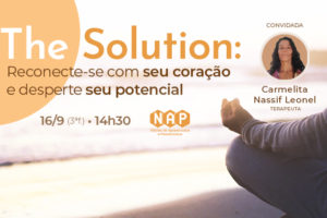 A imagem é um cartaz em tons de laranja que anuncia o evento “The Solution: Reconecte-se com seu coração e desperte seu potencial”, que acontecerá em 16 de setembro (terça-feira), às 14h30, no Espaço Lea Leda. A imagem principal mostra uma pessoa sentada de pernas cruzadas na praia, em posição de meditação, com o mar ao fundo. No canto inferior esquerdo, aparece a foto da convidada Carmelita Nassif Leonel, terapeuta responsável pela condução do encontro. Na parte inferior, estão os logotipos do NAP – Núcleo de Aposentados e Pensionistas e do SINJUS-MG.