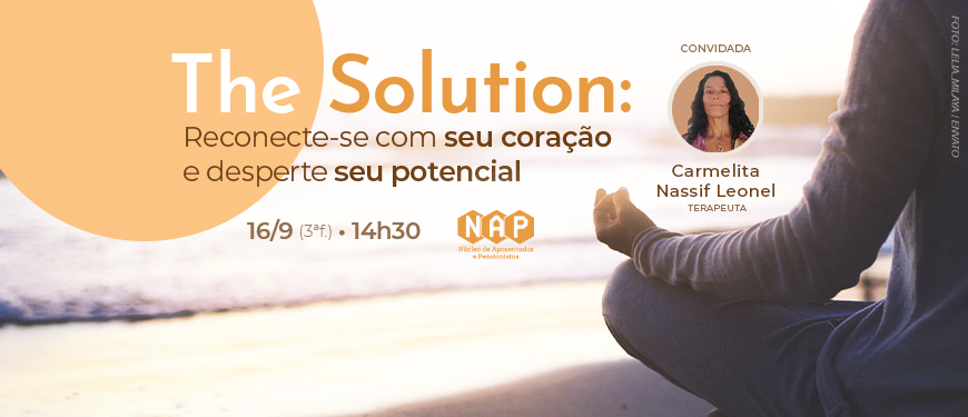 A imagem é um cartaz em tons de laranja que anuncia o evento “The Solution: Reconecte-se com seu coração e desperte seu potencial”, que acontecerá em 16 de setembro (terça-feira), às 14h30, no Espaço Lea Leda. A imagem principal mostra uma pessoa sentada de pernas cruzadas na praia, em posição de meditação, com o mar ao fundo. No canto inferior esquerdo, aparece a foto da convidada Carmelita Nassif Leonel, terapeuta responsável pela condução do encontro. Na parte inferior, estão os logotipos do NAP – Núcleo de Aposentados e Pensionistas e do SINJUS-MG.