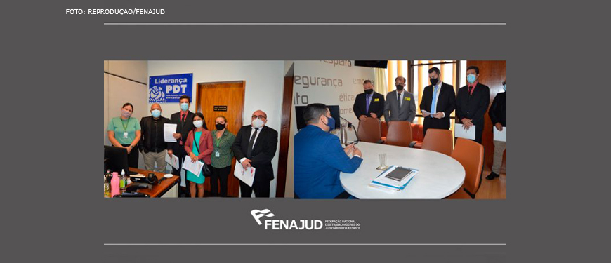 Montagem com duas fotos lado a lado mostrando os representantes da Fenajud protocolando ofícios nos gabinetes das lideranças dos partidos na Câmara dos Deputados.