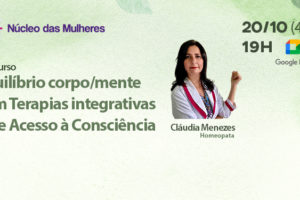 Ilustração de fundo verde claro. No lado esquerdo, há o logo do Núcleo das Mulheres do SINJUS, ao centro uma foto da homeopata Cláudia Menezes, e, à direita, a data de 20 de outubro, o horário de 19 horas e a indicação da plataforma de videoconferência Google Meet. Conteúdo textual: “Equilíbrio corpo/mente com terapias integrativas e de acesso à consciência”.