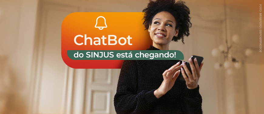 A imagem anuncia a chegada do ChatBot do SINJUS. Em destaque, aparece uma mulher sorridente segurando um celular, simbolizando praticidade e acesso digital. O texto tem o aviso: “O ChatBot do SINJUS está chegando!”, destacando a novidade como um recurso de atendimento contínuo aos filiados.