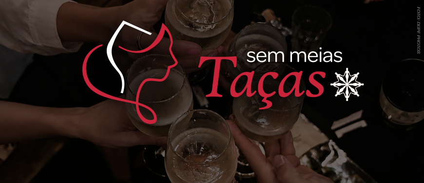 Imagem acessível: O card divulga a nova iniciativa do Núcleo das Mulheres (NM) do SINJUS-MG, "Sem Meias Taças". Em tons de preto e vermelho, a imagem ao fundo mostra uma fotografia escurecida de várias mãos segurando taças durante um brinde em uma saída em grupo. No topo, em letras brancas, está escrito “Novidade no NM”. Ao centro, aparece a identidade do evento, uma ilustração minimalista em traços em branco e vermelho vivo, representando uma mescla do perfil de uma mulher com uma taça de vinho. Na parte inferior, um quadro com bordas brancas apresenta as informações chamando para o evento no dia 18 de novembro, quarta-feira, às 19 horas, na Dona Asterias Cafeteria, localizada na Avenida Afonso Pena, 3355, bairro Serra, Belo Horizonte, MG. No rodapé, aparecem as logomarcas do SINJUS-MG e do Núcleo das Mulheres.
