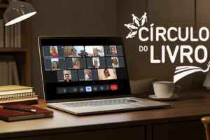 Imagem acessível: Card do SINJUS-MG mostra em destaque o título: “Reflexão sobre padrões de beleza e autoaceitação marca Círculo do Livro”. A imagem ao fundo mostra um notebook sobre uma mesa de madeira, exibindo uma reunião virtual com várias participantes. Ao lado na mesa, há livros, um deles o exemplar do "Mulheres que correm com os lobos", uma luminária e uma xícara. As logomarcas do Círculo do Livro e do SINJUS-MG aparecem no card.