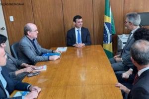 Foto em que se vê uma sala de reuniões, onde estão presentes o governador de Minas Gerais, Romeu Zema, e o secretário do Tesouro Nacional, Rogério Ceron.