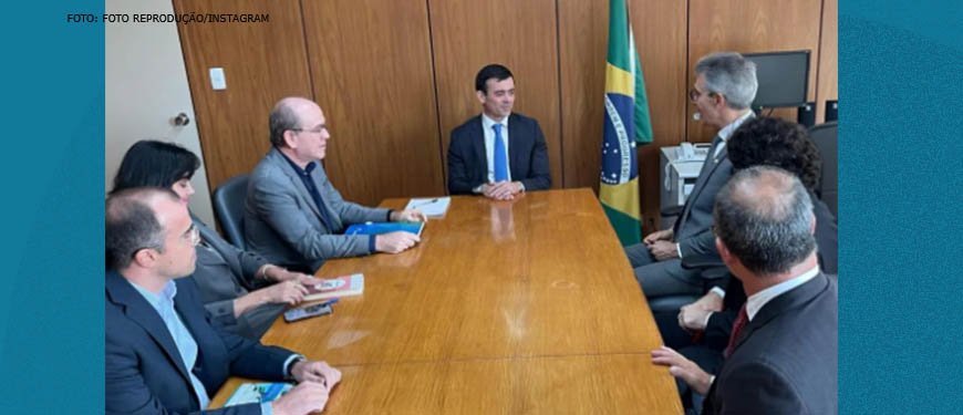 Foto em que se vê uma sala de reuniões, onde estão presentes o governador de Minas Gerais, Romeu Zema, e o secretário do Tesouro Nacional, Rogério Ceron.