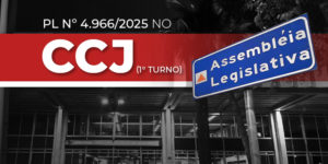 A imagem anuncia a tramitação do PL nº 4.966/2025, que trata da Data-Base 2025 dos servidores do TJMG, na CCJ da Assembleia Legislativa de Minas Gerais. O texto central informa: “Nesta terça (10/2), às 10h”, chamando os servidores à atenção e acompanhamento da votação em 1º turno. O selo da campanha “Data-Base 2025 – Eu não abro mão!” se destaca na lateral inferior da imagem, ao lado da logomarca do SINJUS-MG. Com fundo em preto e branco destacando a fachada com as cores aparentes da ALMG, o design enfatiza o tom de mobilização com o uso do vermelho e do branco nas informações principais.