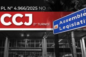 A imagem anuncia a tramitação do PL nº 4.966/2025, que trata da Data-Base 2025 dos servidores do TJMG, na CCJ da Assembleia Legislativa de Minas Gerais. O texto central informa: “Nesta terça (10/2), às 10h”, chamando os servidores à atenção e acompanhamento da votação em 1º turno. O selo da campanha “Data-Base 2025 – Eu não abro mão!” se destaca na lateral inferior da imagem, ao lado da logomarca do SINJUS-MG. Com fundo em preto e branco destacando a fachada com as cores aparentes da ALMG, o design enfatiza o tom de mobilização com o uso do vermelho e do branco nas informações principais.