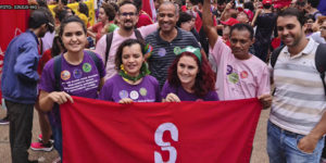 Diretores do SINJUS posam junto de manifestantes com a bandeira do Sindicato, aparecem na imagem: Adriana Teodoro, diretora de Assuntos Sociais e Saúde, Alexandre Gomes, diretor de Imprensa e Comunicação, Wagner Ferreira, diretor de Assuntos Jurídicos e vereador de BH, e Jonas Pinheiro, diretor de Formação Política.