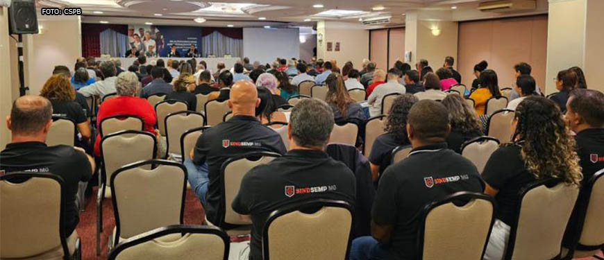 Imagem Acessível: Vista do auditório com participantes do seminário da CSPB, eles estão sentados e de costas. Conteúdo textual: Greve e negociação coletiva - SINJUS participa de seminário da CSPB em Brasília sobre Convenção 151 da OIT.