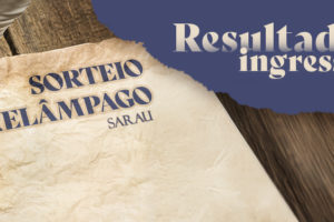 A imagem anuncia o resultado do sorteio relâmpago de ingressos promovido pelo SINJUS-MG para o sarau com o título provocativo: “A tirania do gozo imediato x A última dor que me salvou”. O fundo simula uma mesa de madeira rústica com uma folha de papel antigo e uma pena mergulhada em tinteiro, remetendo à escrita poética. A tipografia elegante e o contraste de cores entre o papel envelhecido e o azul profundo destacam o caráter artístico e cultural do evento. A identidade visual remete à tradição literária e convida o público a conferir as contempladas pelo sorteio