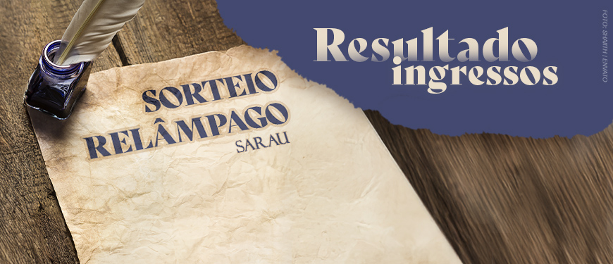 A imagem anuncia o resultado do sorteio relâmpago de ingressos promovido pelo SINJUS-MG para o sarau com o título provocativo: “A tirania do gozo imediato x A última dor que me salvou”. O fundo simula uma mesa de madeira rústica com uma folha de papel antigo e uma pena mergulhada em tinteiro, remetendo à escrita poética. A tipografia elegante e o contraste de cores entre o papel envelhecido e o azul profundo destacam o caráter artístico e cultural do evento. A identidade visual remete à tradição literária e convida o público a conferir as contempladas pelo sorteio