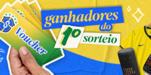 Imagem acessível: A imagem divulga os ganhadores do 1º sorteio de aniversário de 37 anos do SINJUS-MG. O fundo é amarelo e azul, com elementos gráficos de brilho. Em destaque, o texto diz: “Confira os ganhadores do 1º sorteio de aniversário de 37 anos do SINJUS”. Na parte inferior, aparece uma mão segurando vários vouchers com a logo do SINJUS-MG, além de imagens de alguns dos prêmios como uma caixa de som JBL, uma camisa oficial da Seleção Brasileira e um smartwatch.