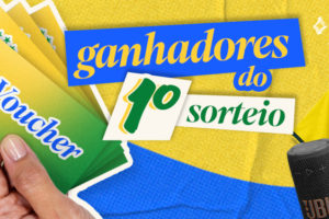Imagem acessível: A imagem divulga os ganhadores do 1º sorteio de aniversário de 37 anos do SINJUS-MG. O fundo é amarelo e azul, com elementos gráficos de brilho. Em destaque, o texto diz: “Confira os ganhadores do 1º sorteio de aniversário de 37 anos do SINJUS”. Na parte inferior, aparece uma mão segurando vários vouchers com a logo do SINJUS-MG, além de imagens de alguns dos prêmios como uma caixa de som JBL, uma camisa oficial da Seleção Brasileira e um smartwatch.