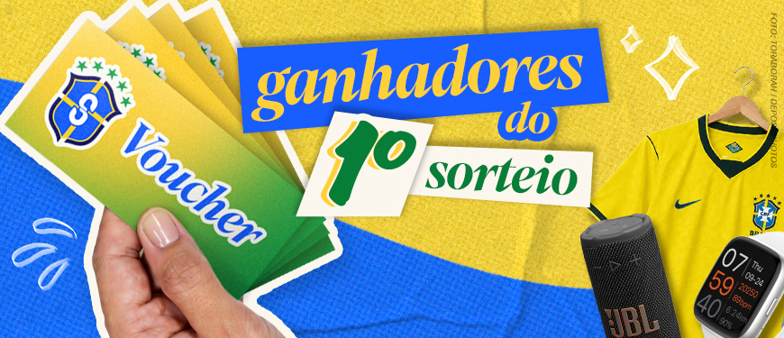 Imagem acessível: A imagem divulga os ganhadores do 1º sorteio de aniversário de 37 anos do SINJUS-MG. O fundo é amarelo e azul, com elementos gráficos de brilho. Em destaque, o texto diz: “Confira os ganhadores do 1º sorteio de aniversário de 37 anos do SINJUS”. Na parte inferior, aparece uma mão segurando vários vouchers com a logo do SINJUS-MG, além de imagens de alguns dos prêmios como uma caixa de som JBL, uma camisa oficial da Seleção Brasileira e um smartwatch.