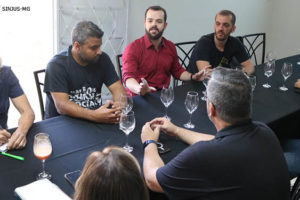 Mesa de reunião com representantes de entidades sindicais ligadas ao serviço público em Minas Gerais, entre eles estão o coordenador-geral do SINJUS, Alexandre Pires, o diretor de Assuntos Jurídicos, Felipe Rodrigues, e o diretor de Assuntos Sociais Culturais e de Saúde, Jonas Araújo.