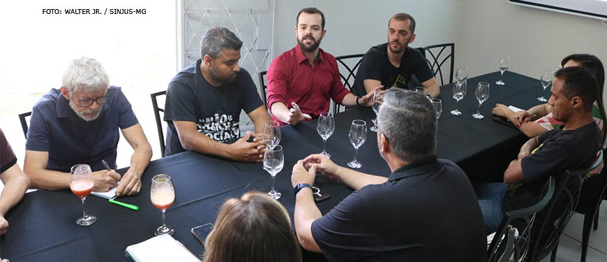 Mesa de reunião com representantes de entidades sindicais ligadas ao serviço público em Minas Gerais, entre eles estão o coordenador-geral do SINJUS, Alexandre Pires, o diretor de Assuntos Jurídicos, Felipe Rodrigues, e o diretor de Assuntos Sociais Culturais e de Saúde, Jonas Araújo.