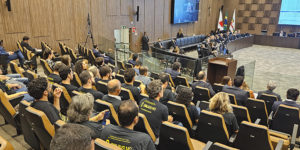 A foto mostra o auditório do Órgão Especial do TJMG ocupado por servidoras e servidores que atenderam à convocação do SINJUS-MG para acompanhar a sessão de 9 de setembro. Parte dos participantes veste camisas pretas com a frase “Só a Luta Te Garante”.