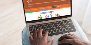 Imagem Acessível: A imagem mostra um notebook aberto na página do Campus Virtual Fiocruz, com o curso “Capacitismo: estratégias para o enfrentamento na saúde, educação, trabalho e moradia”. Conteúdo textual: #NPDIndica - Fiocruz abre inscrições para curso gratuito sobre enfrentamento ao capacitismo.