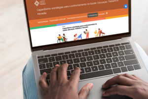 Imagem Acessível: A imagem mostra um notebook aberto na página do Campus Virtual Fiocruz, com o curso “Capacitismo: estratégias para o enfrentamento na saúde, educação, trabalho e moradia”. Conteúdo textual: #NPDIndica - Fiocruz abre inscrições para curso gratuito sobre enfrentamento ao capacitismo.