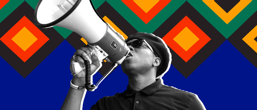 imagem preto e branco de um homem negro em posição de protesto usando camiseta e boina pretas, óculos escuros e segurando um alto falante. Ao fundo há um mosaico com losangos coloridos em verde, preto, laranja e vermelho sobre uma camada azul escura.
