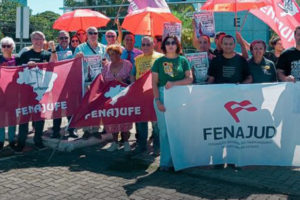 Grupo de representantes sindicais ligados à Fenajufe e Fenajud estão em frentre à sede do CNJ em Brasília com bandeiras e cartazes com mensagens de protesto.