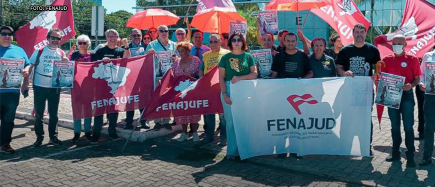 Grupo de representantes sindicais ligados à Fenajufe e Fenajud estão em frentre à sede do CNJ em Brasília com bandeiras e cartazes com mensagens de protesto.