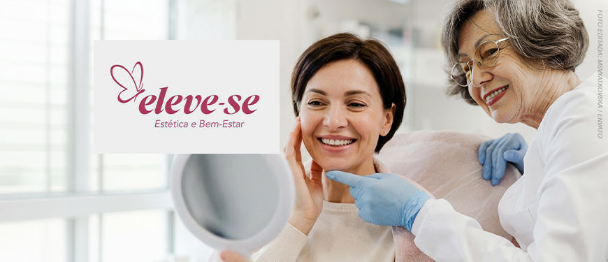 Imagem acessível: A Imagem divulga o novo convênio do SINJUS-MG, mostrando ao fundo a foto de uma clínica de estética focando em uma mulher adulta sorrindo enquanto se olha em um espelho que segura, aparentando satisfação com a própria aparência, e ao lado dela, uma profissional mais velha toca suavemente seu rosto com expressão acolhedora, em um ambiente claro que transmite cuidado e bem-estar. No centro da imagem, está o logotipo do convênio “Eleve-se, Estética e Bem-Estar”, com símbolo de borboleta, e logo abaixo lê-se o texto em destaque: “Fique em dia com a sua autoestima com o novo convênio do SINJUS”, enquanto no topo aparece o texto “Clínica de Estética”.
