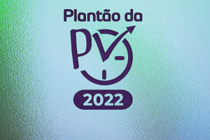 ImagemAcessível Imagem de fundo em tons verdes e em destaque a marca, em roxo, do Plantão da PV 2022.