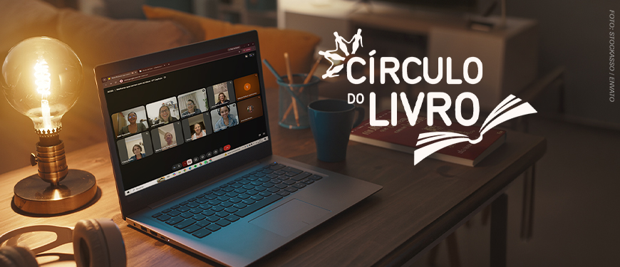Imagem acessível: A arte apresenta o título “Círculo do Livro aborda pertencimento e valorização da singularidade” sobre a imagem de uma mesa em ambiente acolhedor, com um notebook exibindo uma reunião virtual com diversos participantes. Ao redor aparecem luminária, caneca, lápis, livro e fones de ouvido. A peça identifica a atividade “Mulheres que Correm com os Lobos”, traz a marca do Círculo do Livro e o símbolo do SINJUS na parte inferior.