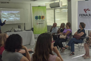 Sala de eventos da sede SINJUS com palestrante e participantes do Núcleo de Aposentados e Pensionistas.