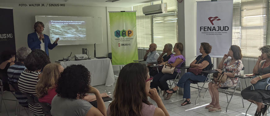 Sala de eventos da sede SINJUS com palestrante e participantes do Núcleo de Aposentados e Pensionistas.