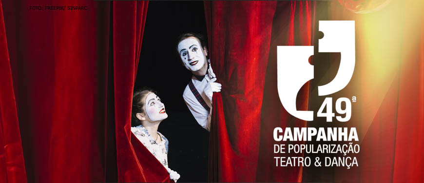 Se vê na imagem um palco com cortinas vermelhas, representando um teatro, entre as cortinas se vê atores maquiados e ao lado da imagem temos o logo do Sinparc,escrito 49ª Campanha de Popularização teatro e dança