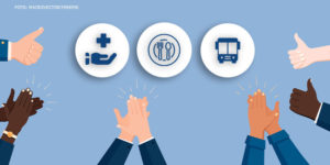 lustração em fundo azul claro com mãos nas partes superior e inferior da imagem comemorando, no centro temos 3 círculos ilustrando o Auxílio-Saúde, Vale-Lanche e Auxílio-Transporte.