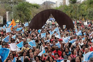 Foto de uma manifestação em frente à ALMG.