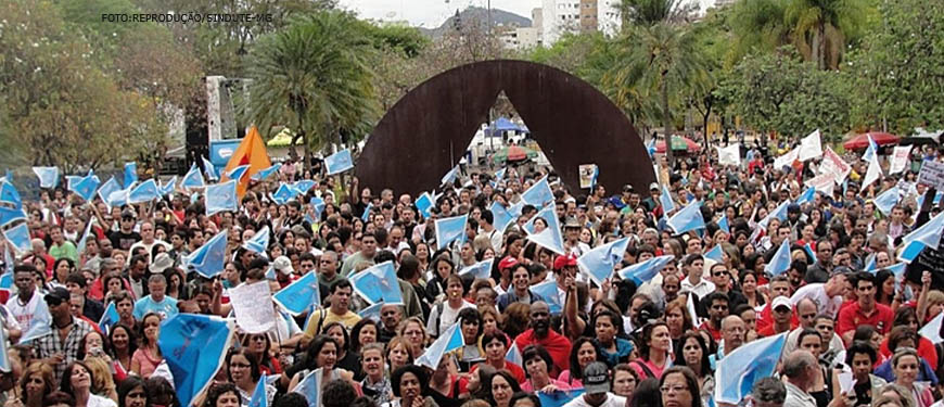 Foto de uma manifestação em frente à ALMG.