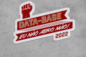 Selo digital com um punho para o alto e uma faixa com a inscrição " Data-Base: eu não abro mão - 2022". O selo tem fundo vermelho com destaque amarelo na palavra Data-Base, o restante do texto é branco.