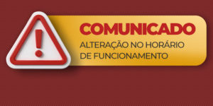 Imagem Acessível: Card informativo com fundo vermelho texturizado e uma grande área central em tons de amarelo e bege. No topo, há um ícone triangular de alerta com borda vermelha e ponto de exclamação no centro. Abaixo, em letras grandes vermelhas, aparece o título “COMUNICADO - ALTERAÇÃO NO HORÁRIO DE FUNCIONAMENTO”.