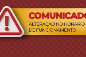 Imagem Acessível: Card informativo com fundo vermelho texturizado e uma grande área central em tons de amarelo e bege. No topo, há um ícone triangular de alerta com borda vermelha e ponto de exclamação no centro. Abaixo, em letras grandes vermelhas, aparece o título “COMUNICADO - ALTERAÇÃO NO HORÁRIO DE FUNCIONAMENTO”.