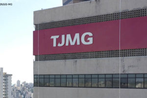 Fotografia diurna do prédio do TJMG.