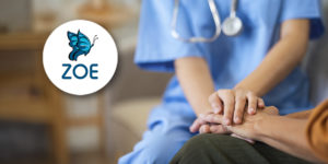 Imagem Acessível: A imagem retrata uma cena de cuidado e acolhimento. Ao lado direito, há um círculo branco com o logotipo da empresa ZOE. A mensagem central informa sobre o novo convênio firmado pelo SINJUS, que oferece cuidados de saúde aos filiados e seus familiares. A imagem transmite empatia, amparo e profissionalismo.