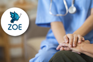 Imagem Acessível: A imagem retrata uma cena de cuidado e acolhimento. Ao lado direito, há um círculo branco com o logotipo da empresa ZOE. A mensagem central informa sobre o novo convênio firmado pelo SINJUS, que oferece cuidados de saúde aos filiados e seus familiares. A imagem transmite empatia, amparo e profissionalismo.