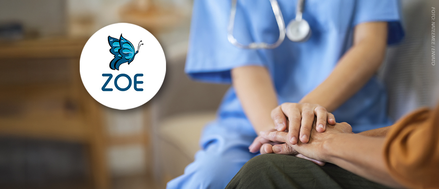 Imagem Acessível: A imagem retrata uma cena de cuidado e acolhimento. Ao lado direito, há um círculo branco com o logotipo da empresa ZOE. A mensagem central informa sobre o novo convênio firmado pelo SINJUS, que oferece cuidados de saúde aos filiados e seus familiares. A imagem transmite empatia, amparo e profissionalismo.
