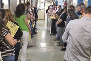 Mosaico com imagens de pessoas reunidas nos corredores e hall de unidades do TJMG.