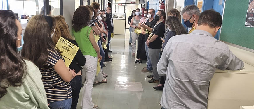 Mosaico com imagens de pessoas reunidas nos corredores e hall de unidades do TJMG.
