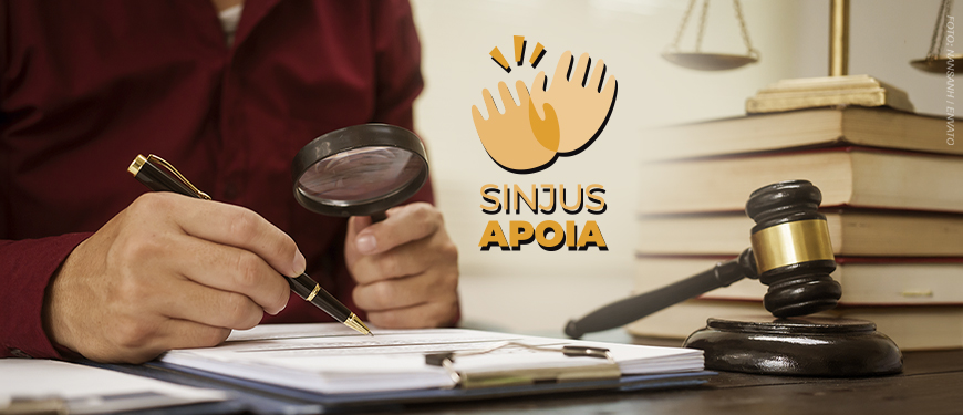 A arte mostra ao fundo uma foto de uma pessoa analisando documentos com uma lupa, ao lado de um martelo de juiz, livros e uma balança da Justiça.