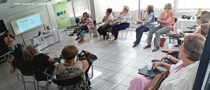 Imagem acessível: foto com integrantes do NAP sentados em círculo