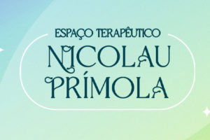Imagem acessível: A arte anuncia: “Confira os ganhadores do sorteio de vouchers para o Espaço Nicolau Prímola”. A peça tem fundo em degradê azul e verde, com elementos gráficos decorativos, a marca do espaço em destaque ao centro e o símbolo do SINJUS na parte inferior.