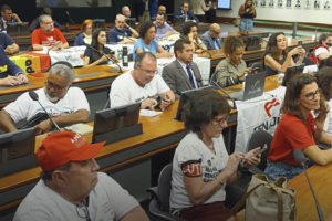 Membros da Frente em Defesa do Serviço Público em reunião na Câmara dos Deputados .