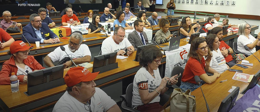 Membros da Frente em Defesa do Serviço Público em reunião na Câmara dos Deputados .